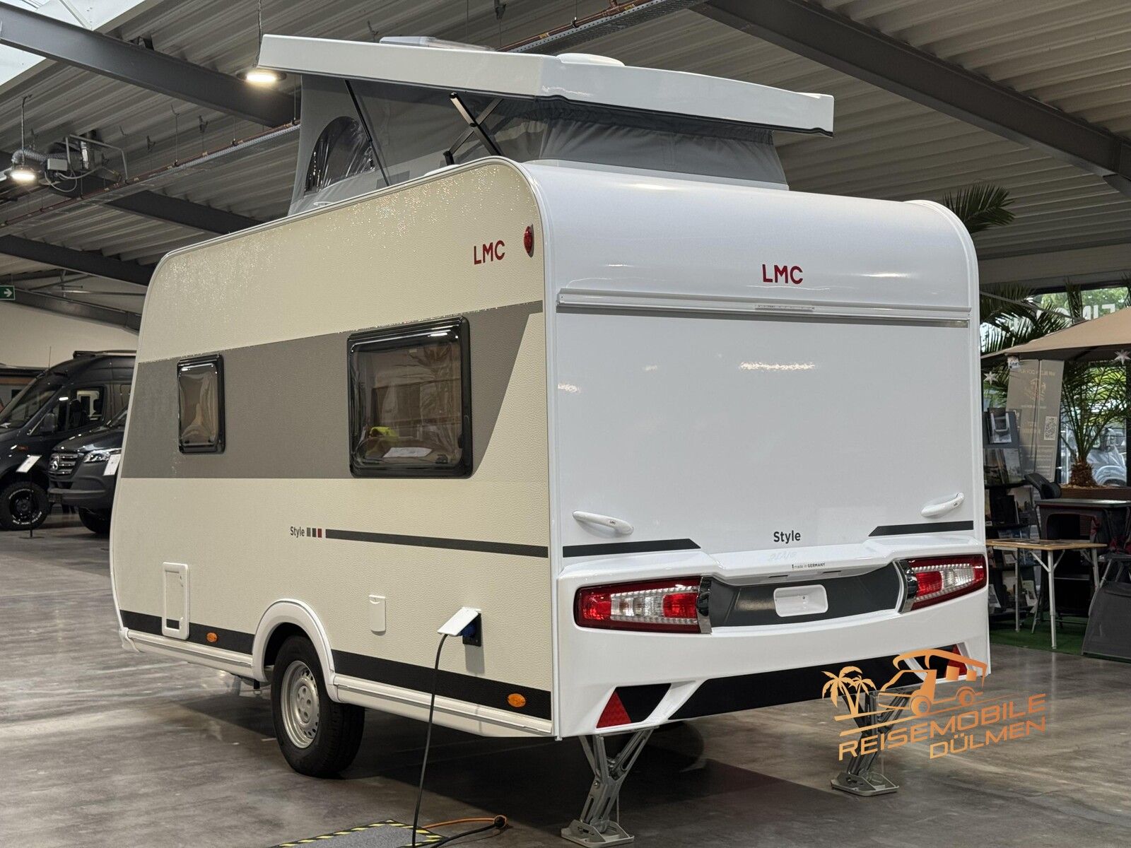 Fahrzeugabbildung LMC Style 400 F Style Paket Aufstelldach GFK