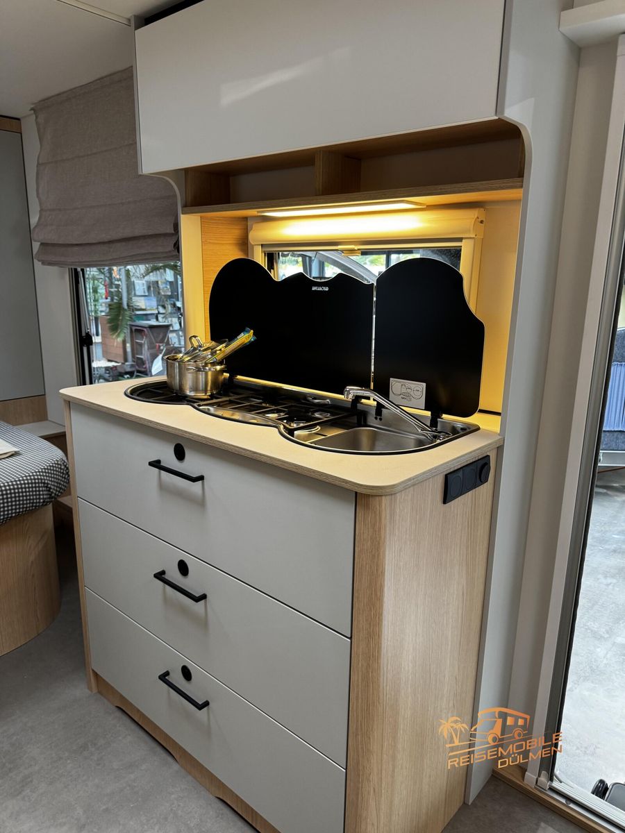 Fahrzeugabbildung LMC Style 70 453 D 70 Jahre Paket Therme 1800kg
