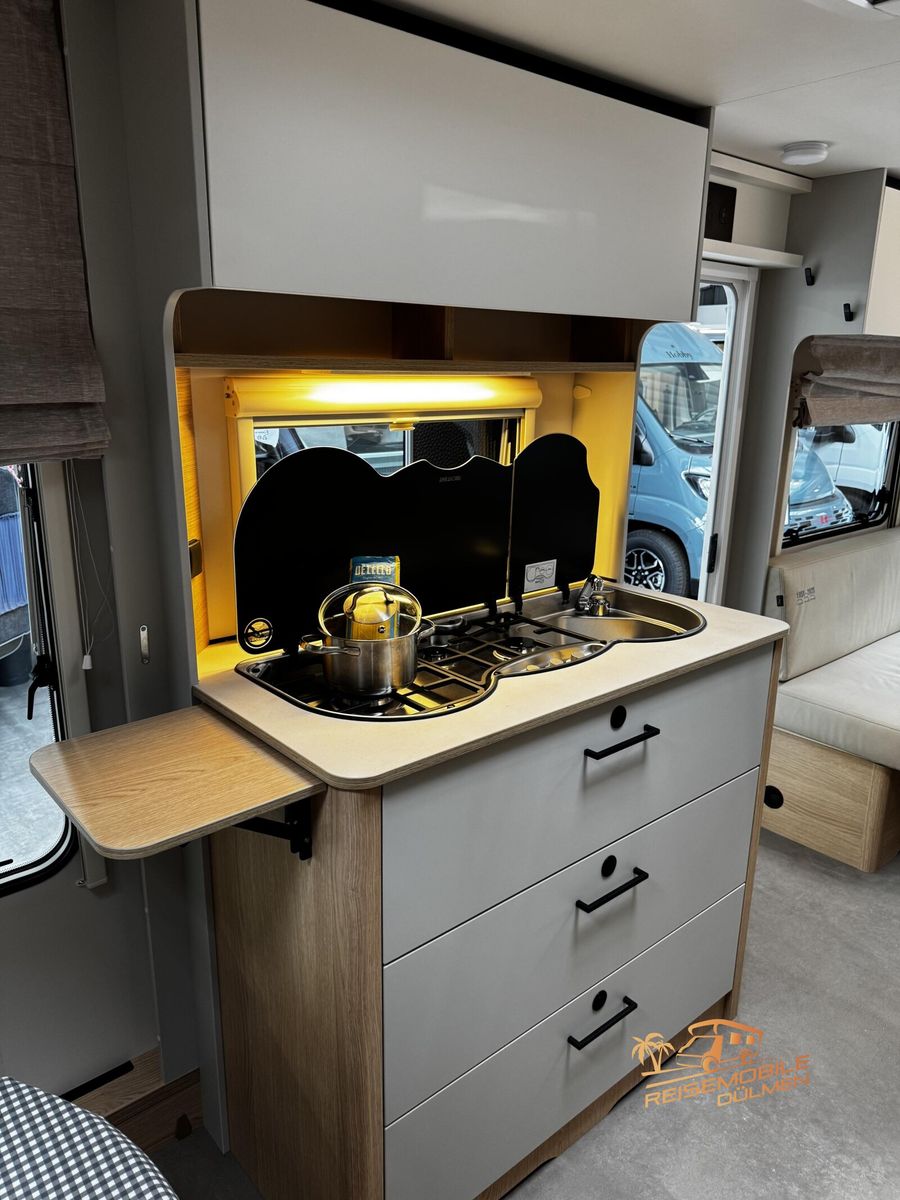 Fahrzeugabbildung LMC Style 70 453 D 70 Jahre Paket Therme 1800kg