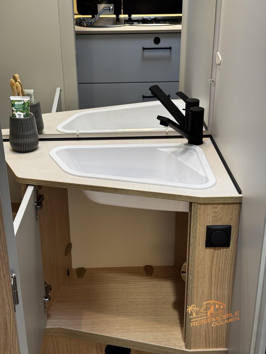Fahrzeugabbildung LMC Style 70 453 D 70 Jahre Paket Therme 1800kg