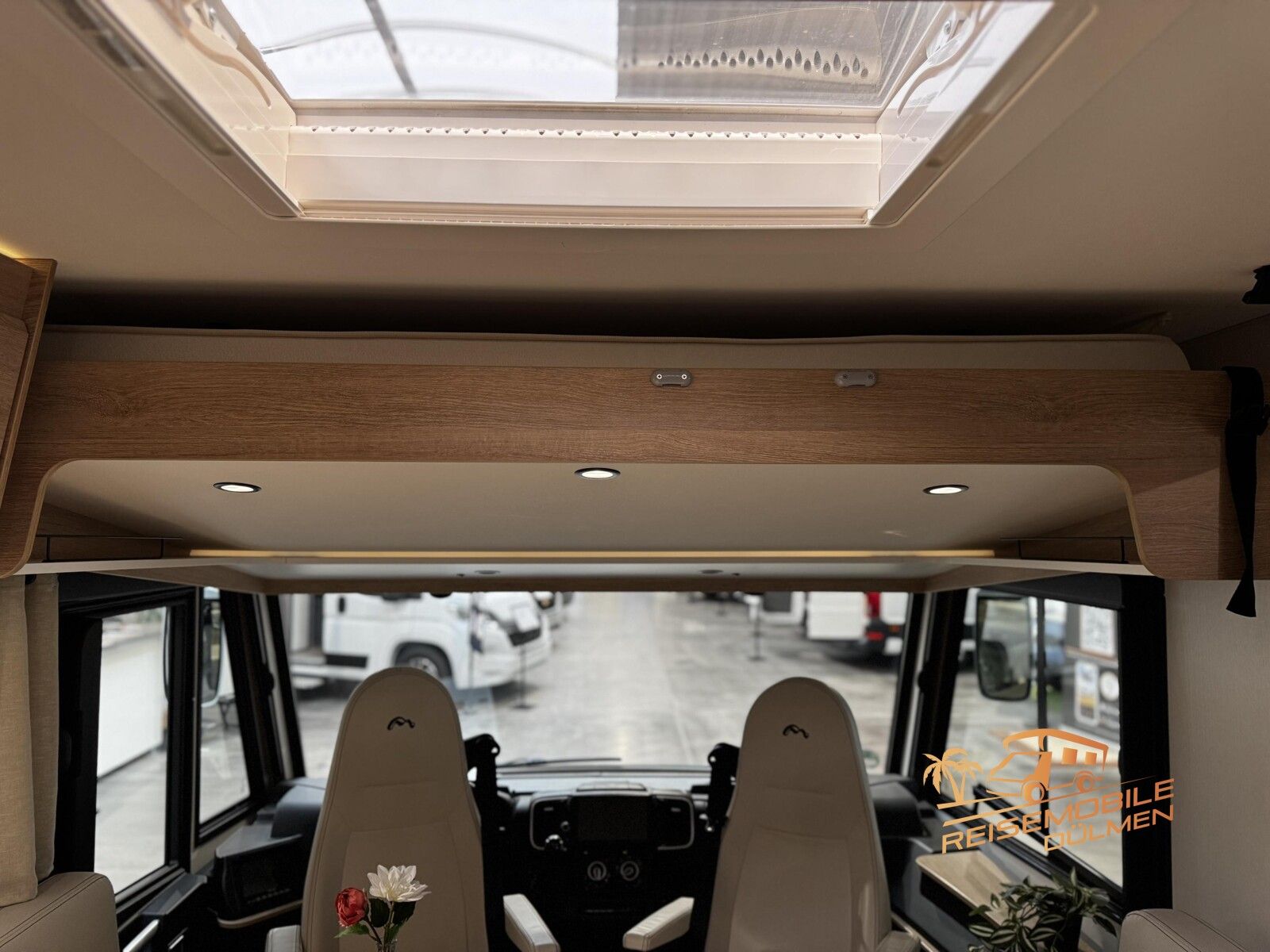 Fahrzeugabbildung Mooveo Int 69EB SAT TV Navi RFK 180PS Auto. Hubstützen