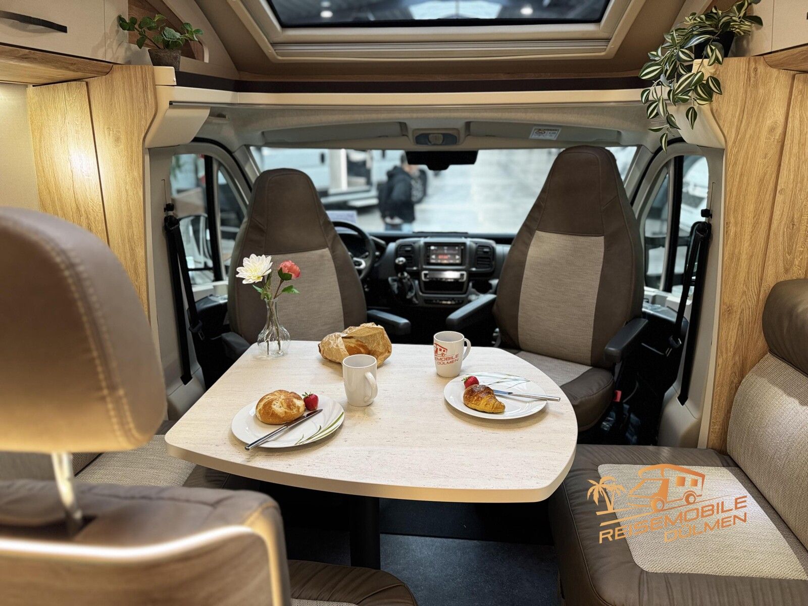 Fahrzeugabbildung Eura Mobil Profila T 695 EB 4,4t. Fahrassist Solar Combi 6E