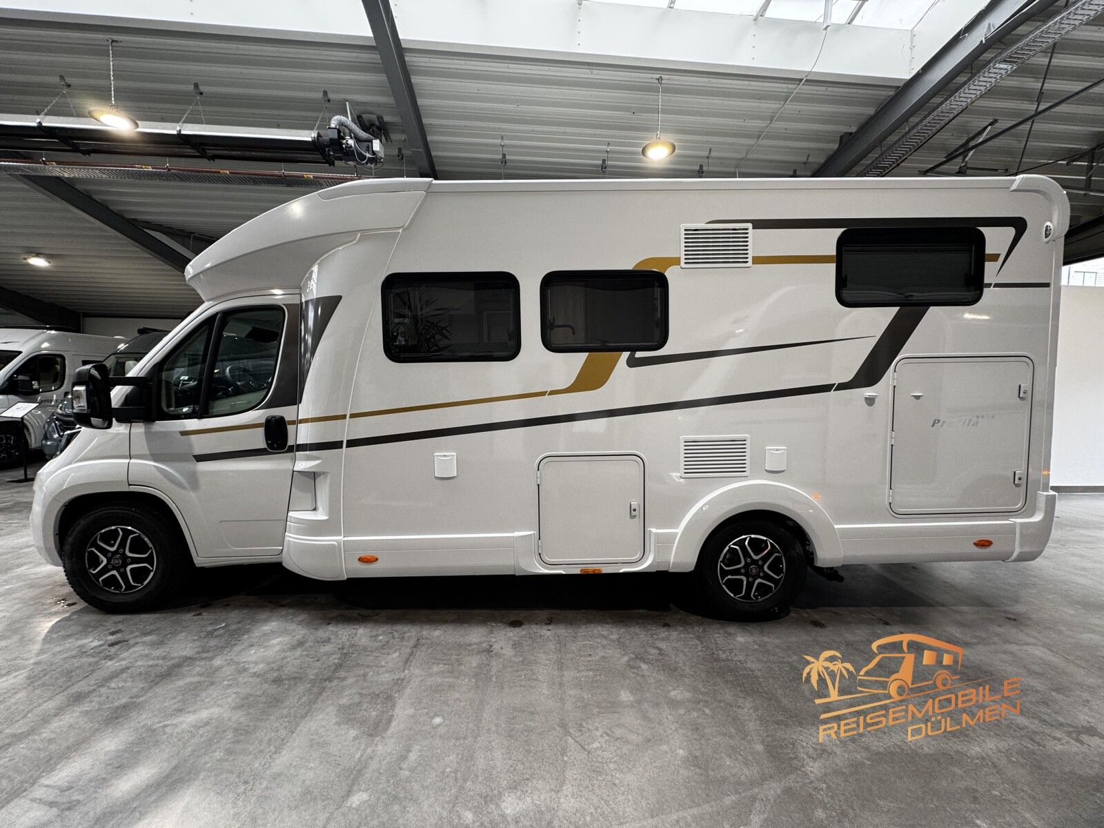 Fahrzeugabbildung Eura Mobil Profila T 695 EB 4,4t. Fahrassist Solar Combi 6E