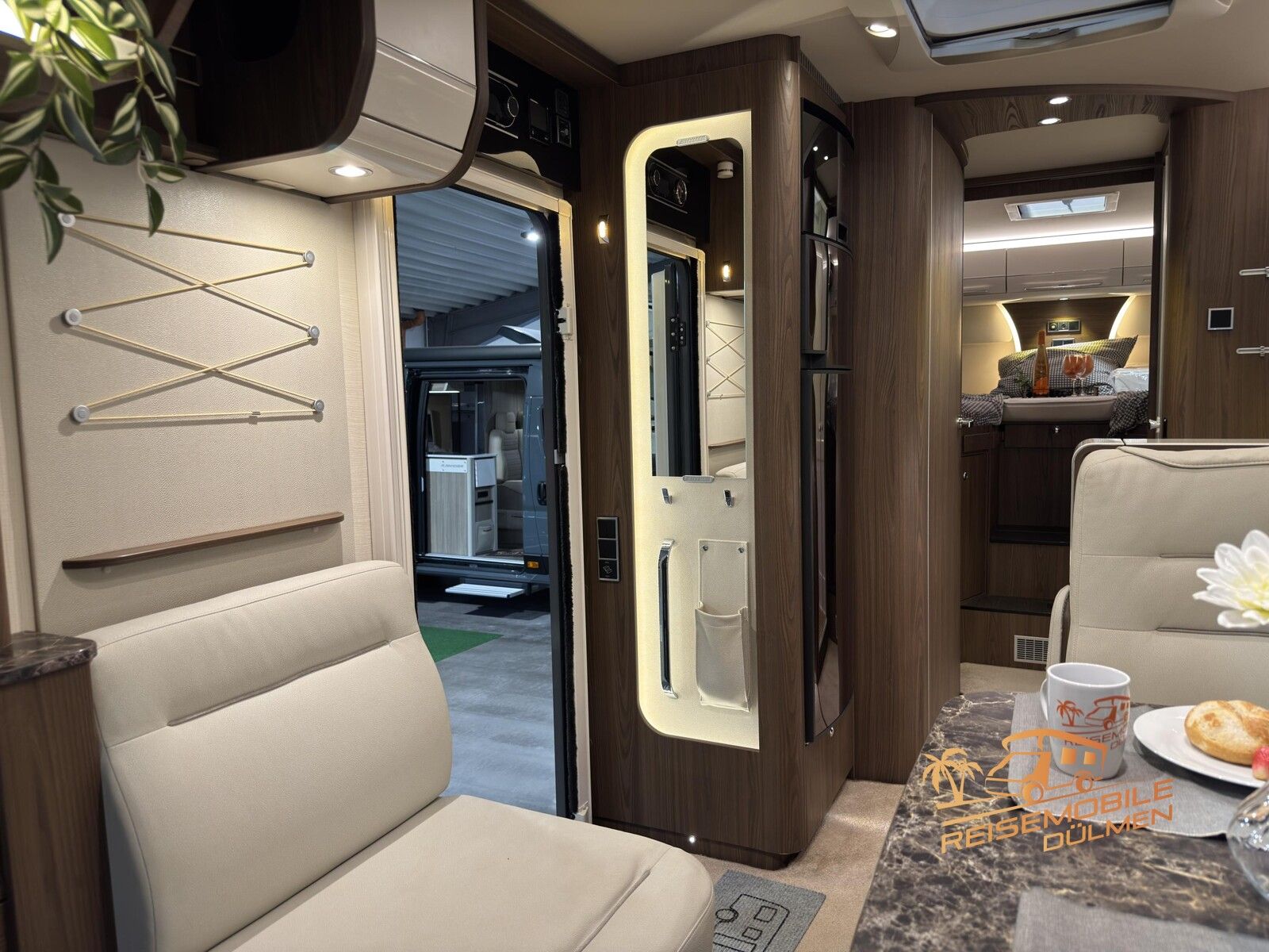 Fahrzeugabbildung HYMER / ERIBA / HYMERCAR B-Klasse SL 704 Hubstützen Solar Lithium SAT TV