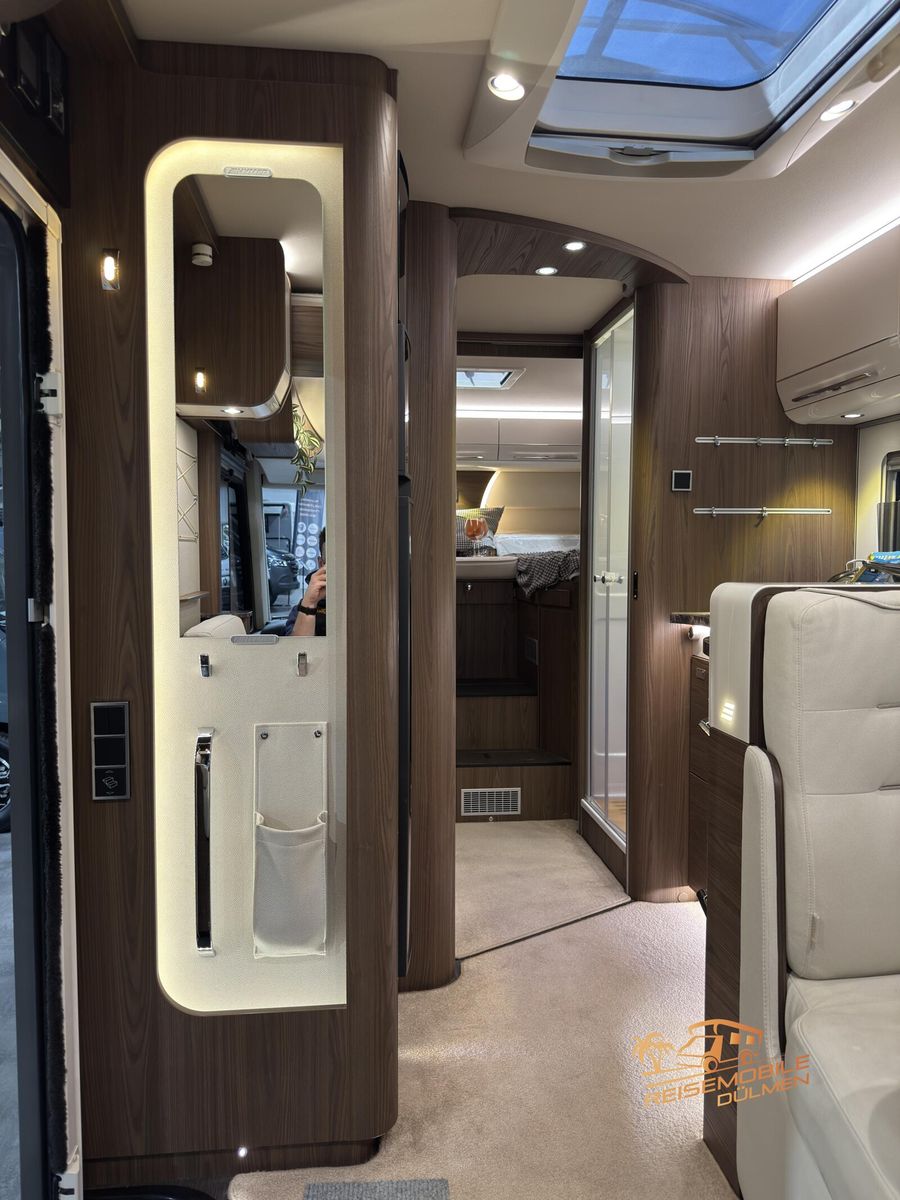 Fahrzeugabbildung HYMER / ERIBA / HYMERCAR B-Klasse SL 704 Hubstützen Solar Lithium SAT TV