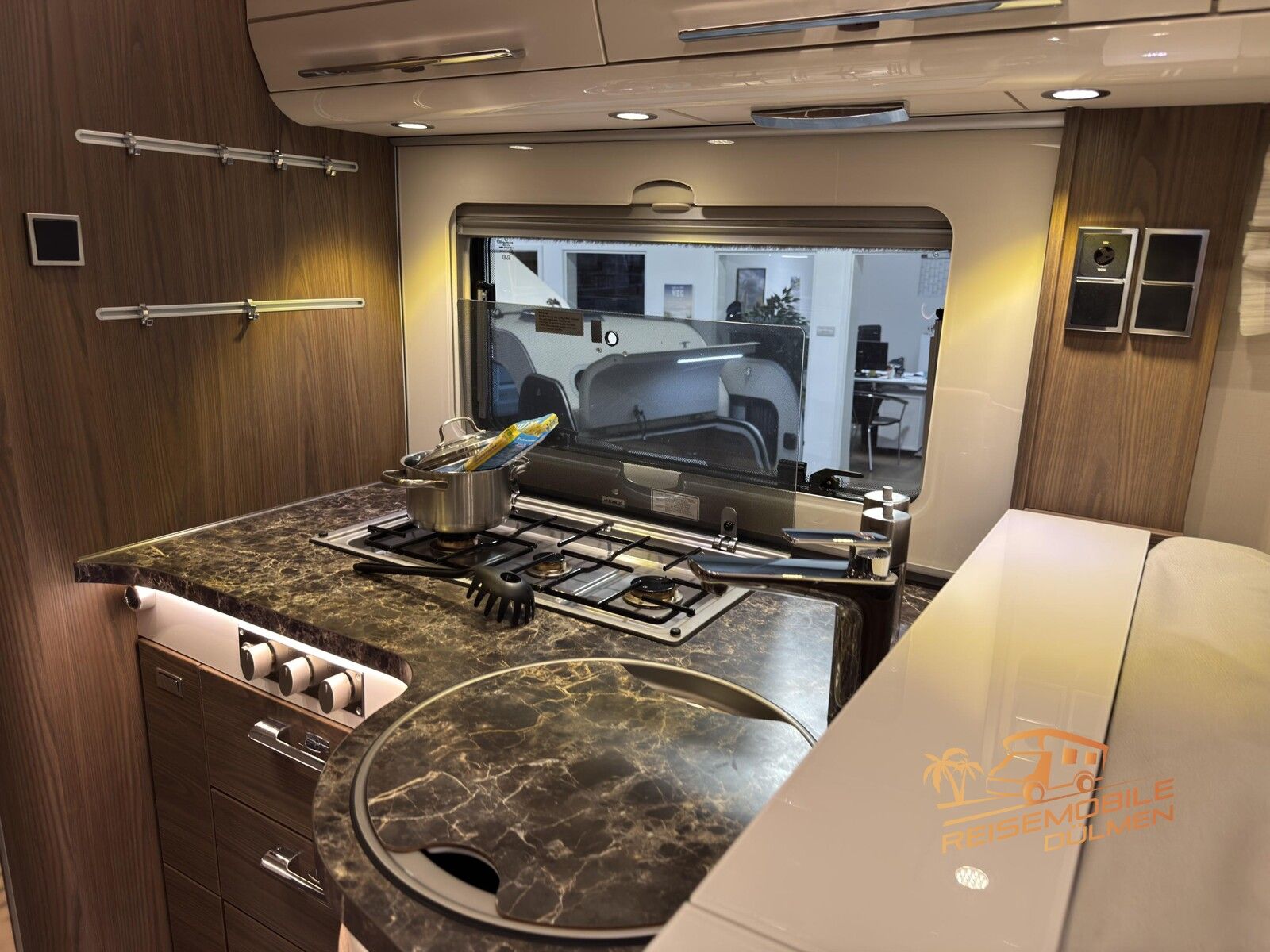 Fahrzeugabbildung HYMER / ERIBA / HYMERCAR B-Klasse SL 704 Hubstützen Solar Lithium SAT TV