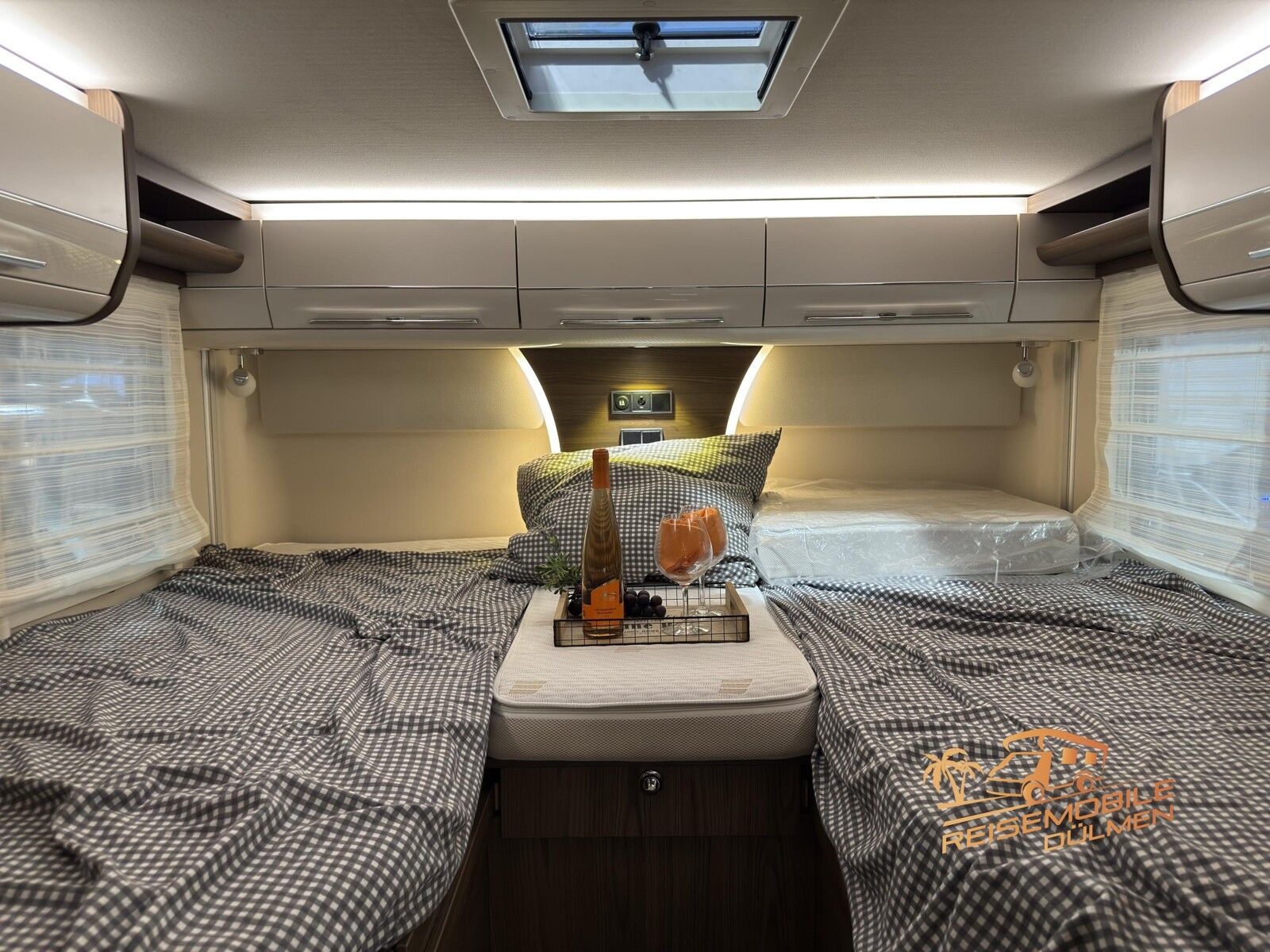 Fahrzeugabbildung HYMER / ERIBA / HYMERCAR B-Klasse SL 704 Hubstützen Solar Lithium SAT TV