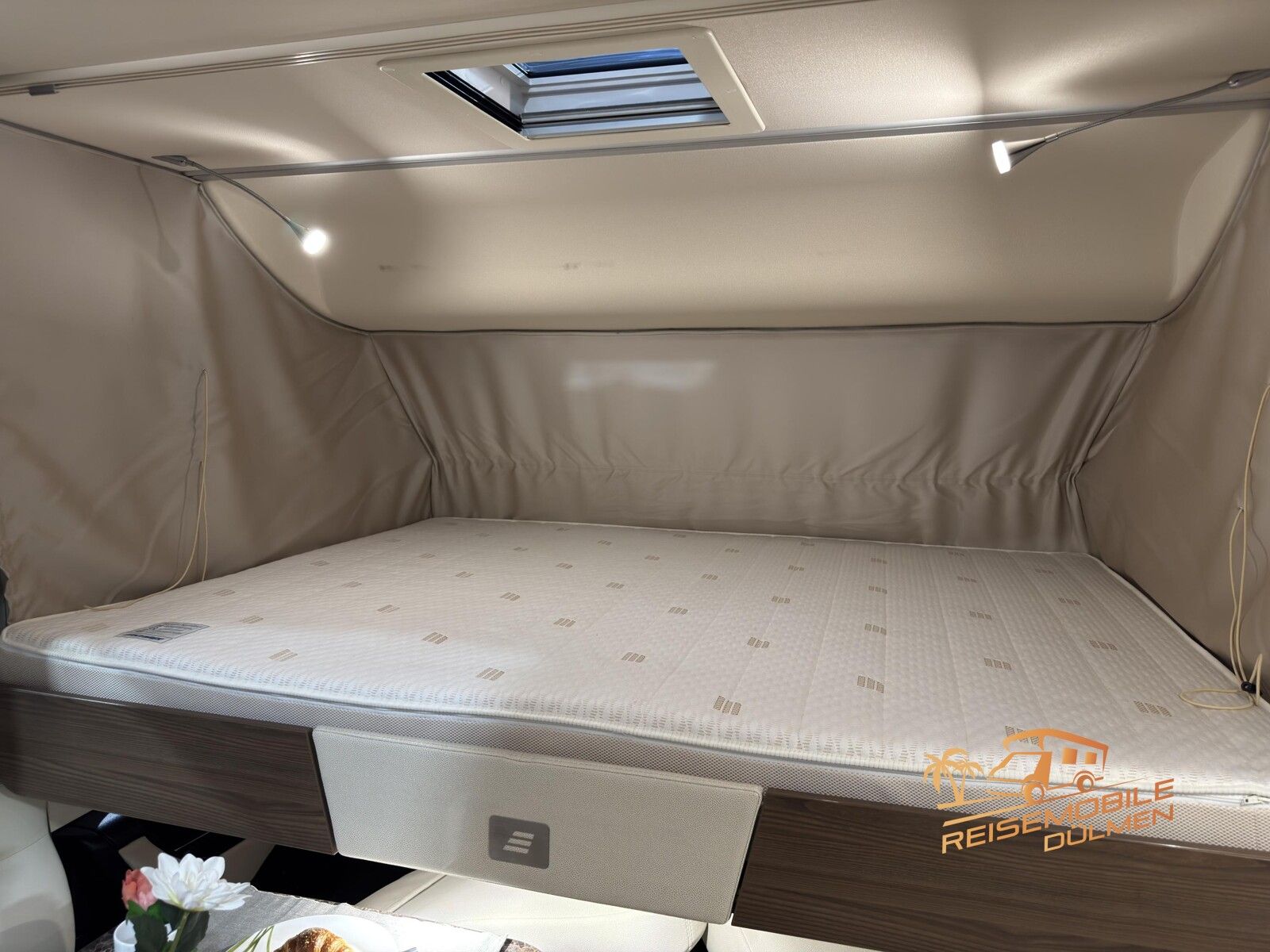 Fahrzeugabbildung HYMER / ERIBA / HYMERCAR B-Klasse SL 704 Hubstützen Solar Lithium SAT TV