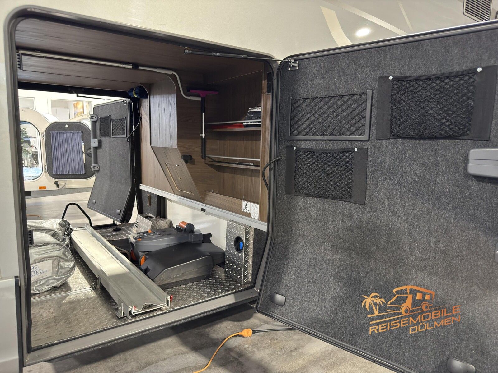 Fahrzeugabbildung HYMER / ERIBA / HYMERCAR B-Klasse SL 704 Hubstützen Solar Lithium SAT TV