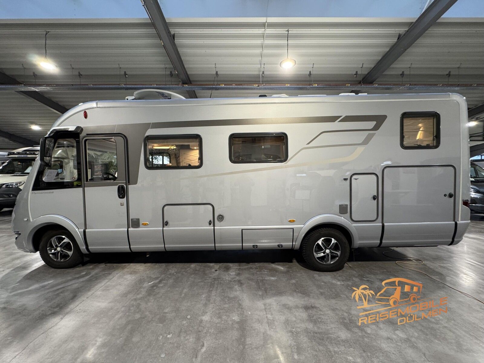 Fahrzeugabbildung HYMER / ERIBA / HYMERCAR B-Klasse SL 704 Hubstützen Solar Lithium SAT TV